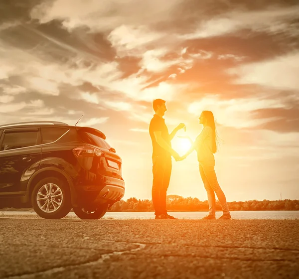 Casal feliz perto de carro novo — Fotografia de Stock