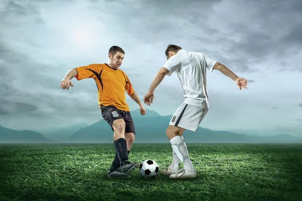 Dois jogadores de futebol com bola — Fotografia de Stock