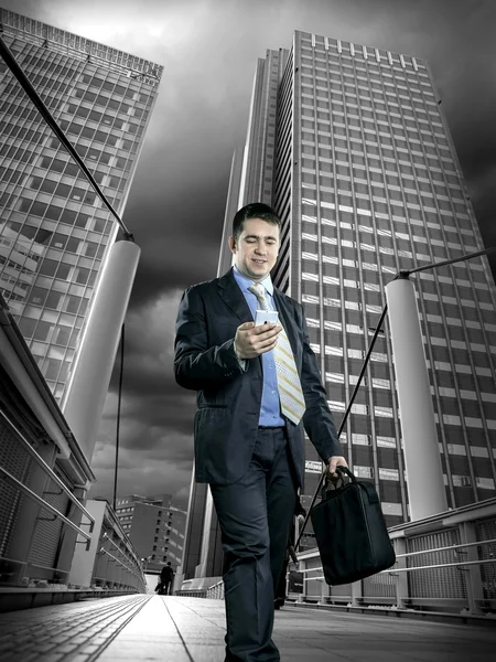 Businessman speaking on phone — Stock Photo, Image