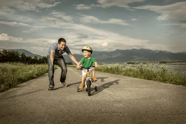 Lycklig far och son på cykel — Stockfoto