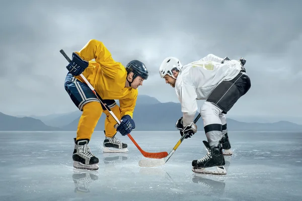 buz üstünde buz hokeyi oyuncuları