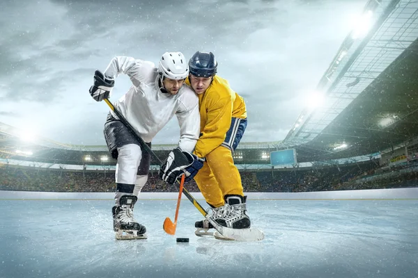 Ice hockeyspelers op ijs Stockafbeelding
