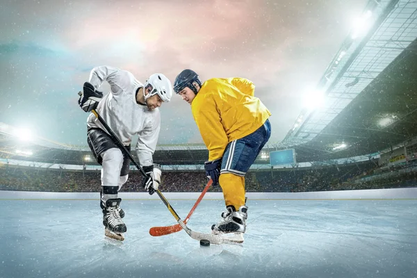 Jogadores de hóquei no gelo no gelo . Fotografias De Stock Royalty-Free