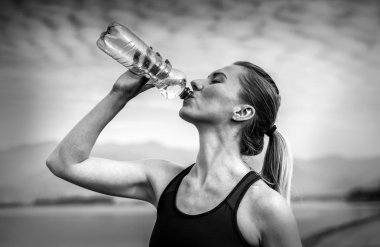 Kadın içecekler su çalıştırdıktan sonra