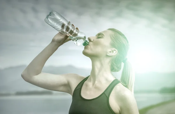Mujer bebe agua después de correr — Foto de Stock
