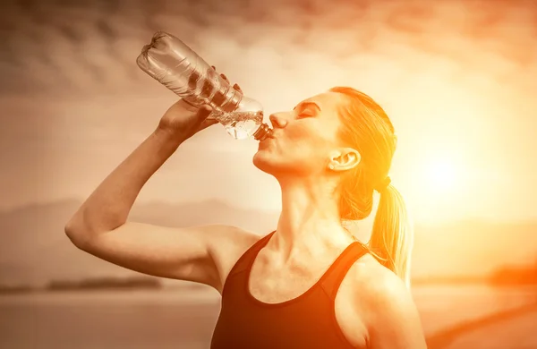 Mujer bebe agua después de correr — Foto de Stock