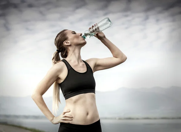 Mujer bebe agua después de correr —  Fotos de Stock