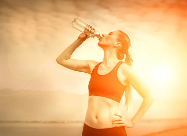 Mujer bebe agua después de correr —  Fotos de Stock