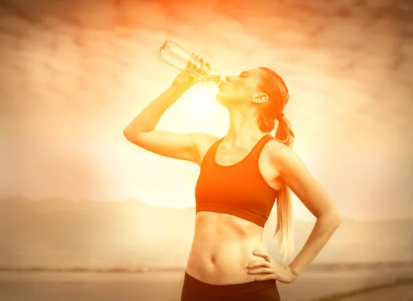 Mujer bebe agua después de correr —  Fotos de Stock