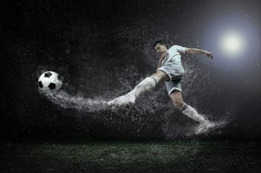 Futbolcu çevresinde damla sıçrama