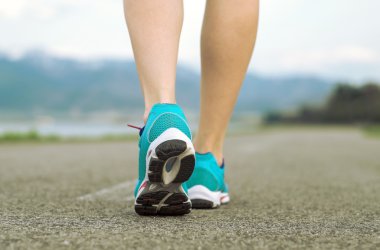 Yolda çalışan runner atlet ayak