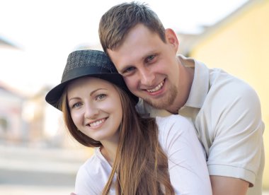 Mutlu çift sokakta.