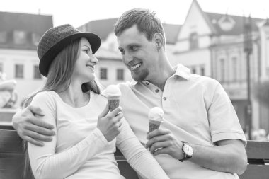 dondurma Sokağı'nda oturan Çift