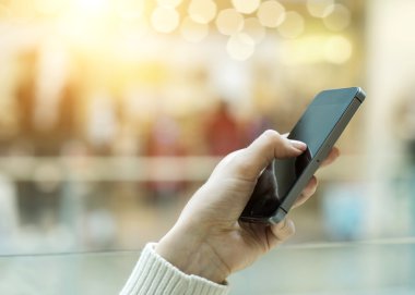 Cep telefonu kullaranarak kadın el