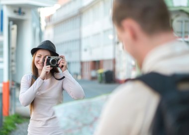 adam çekim kadın harita ile