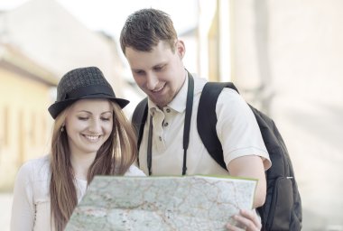 Turistik çift haritaya bakıyordum