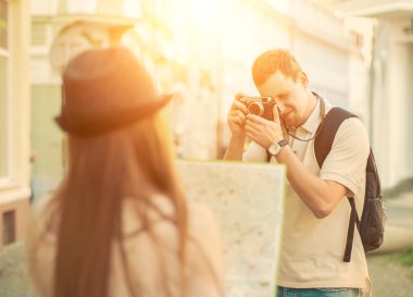 adam çekim kadın harita ile