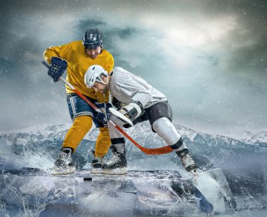 on Ice buz hokeyi oyuncuları.
