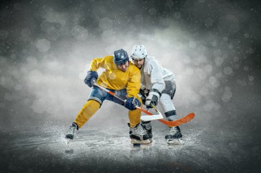 buz üstünde buz hokeyi oyuncuları