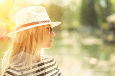 Beyaz şapkalı sarışın kadın portresi