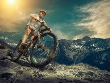 Adam Bisiklet keşfi Dağları ile