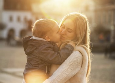 Mutlu anne ve oğlu Caddesi üzerinde
