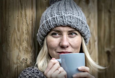 Güzel sarışın kadın kahve