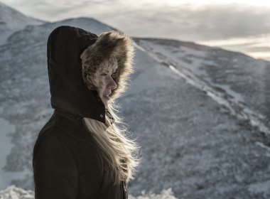 Kadın adlı güneş altında ışık.