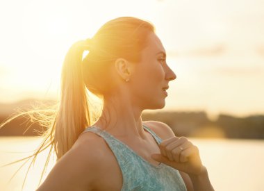 güneş ışığı altında çalışan erkek