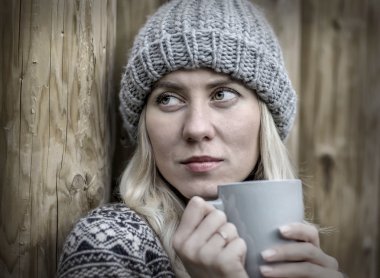 Güzel sarışın kadın kahve