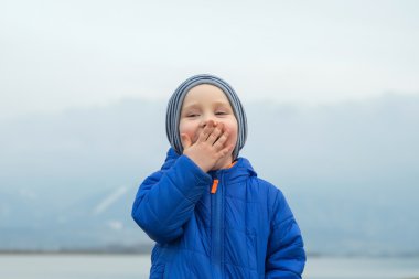 mutlu çocuk açık.