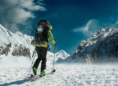 Adam dağlarda Kayak, sırt çantası ile