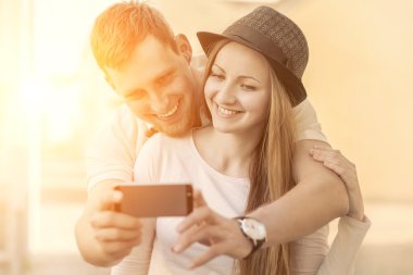 Turistik çift modile telefonda çekim