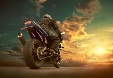 Adam koltuk üstünde motosiklet