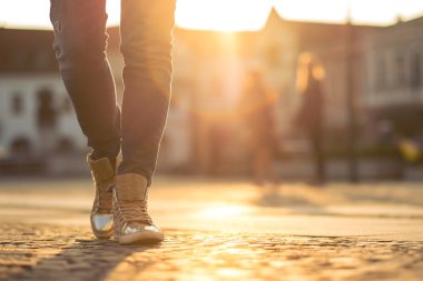 sokakta kadın ayakları