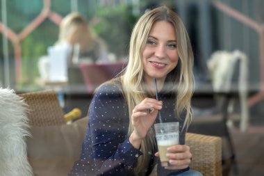 Kadın, kafede kahve