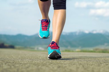 Yolda çalışan runner atlet ayak