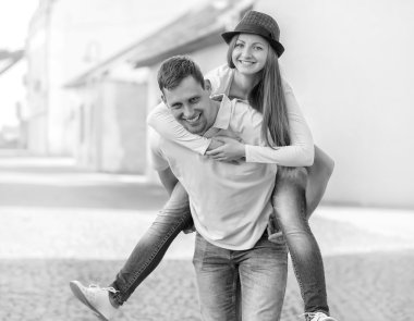 Gülümseyen mutlu çift sokakta.