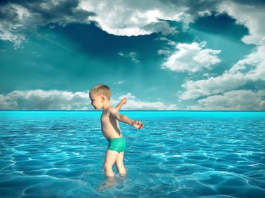 Çocuk suya yakın eğlenir