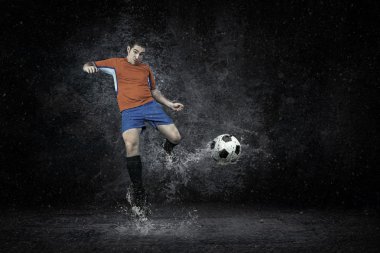 futbolcu su damlaları altında