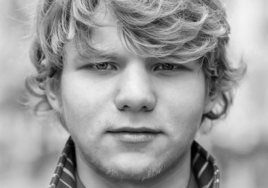 sokakta portre genç çocuk