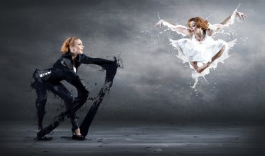 Poz içinde siyah ve beyaz dansçılar