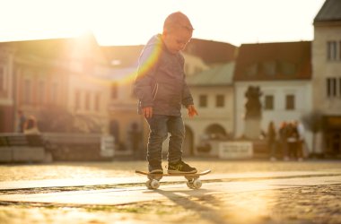 Çocuk sokakta kaykay ile