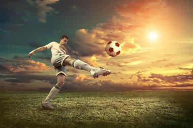 Futbol oyuncu eylemi açık havada top ile.