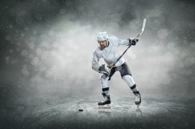 Açık havada buz üzerinde buz hokeyi oyuncusu