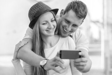 Turistik çift cep telefonunuzda çekim