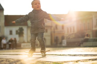 kaykay ile şirin çocuk