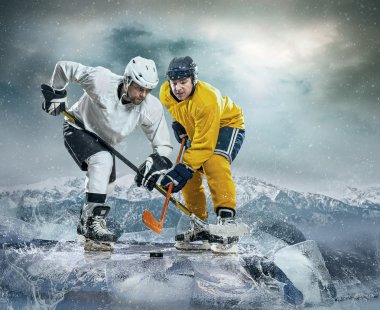 on Ice buz hokeyi oyuncuları.