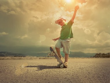 Çocuk sokakta kaykay ile