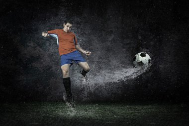 futbolcu su damlaları altında